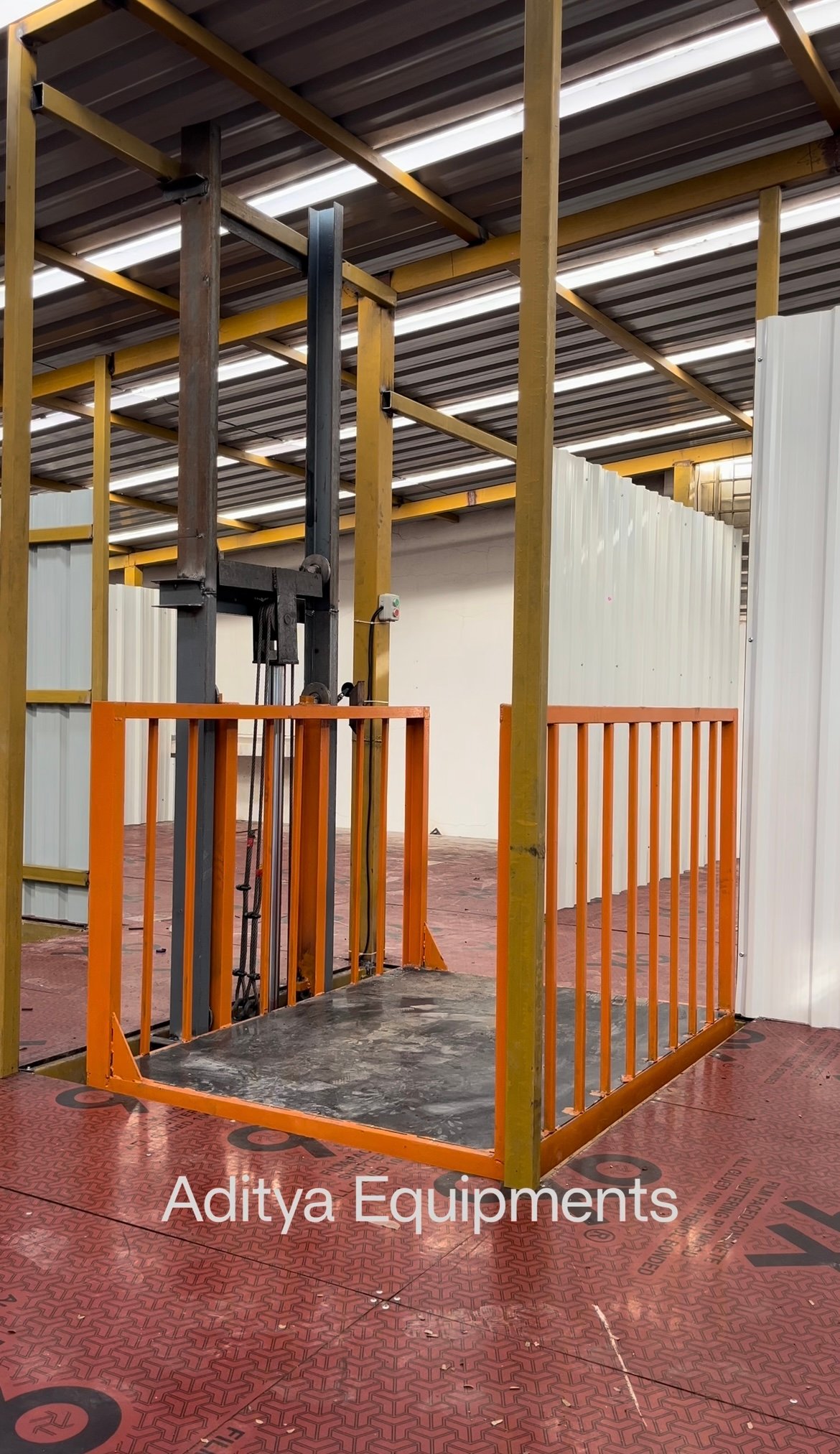 HYDRAULIC GOODS LIFT (हायड्रॉलिक गुड्स लिफ्ट)